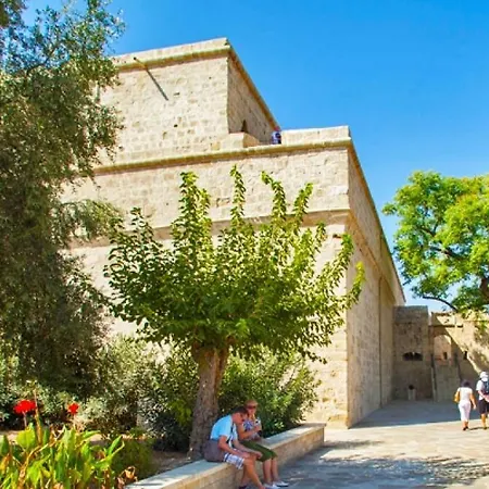 Daire Seafront - 2 Bedroom Modern Limasol