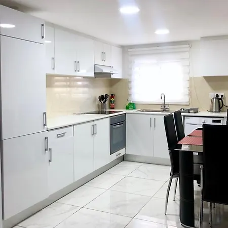 Seafront - 2 Bedroom Modern Apartment *