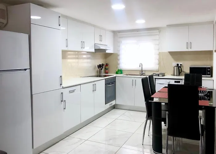 Seafront - 2 Bedroom Modern Apartmán *