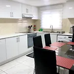 Seafront - 2 Bedroom Modern ليماسول